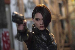 あのロック様をぶちのめす!?　最強の暗殺者の正体は？『スカイスクレイパー』特別映像