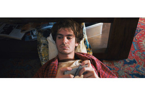 アンドリュー・ガーフィールド、スパイダーマンから“残念オタク”に… 『アンダー・ザ・シルバーレイク』で新境地