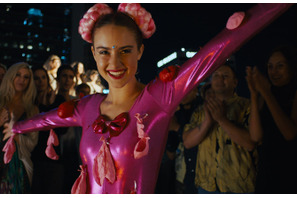 A・ガーフィールドも思わず笑顔に！“風船美女”に注目『アンダー・ザ・シルバーレイク』