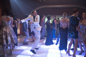 “変なおっさん”キレキレダンスで暗殺回避!?『ジョニー・イングリッシュ』本編映像