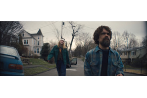 エル・ファニング、包帯姿で“孤独を嫌う女”を好演！『孤独なふりした世界で』予告