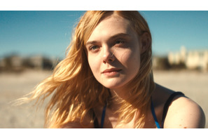 エル・ファニング、眩しすぎる青ビキニを披露！『ガルヴェストン』海水浴シーン解禁