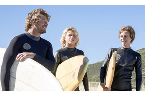 「メンタリスト」サイモン・ベイカー初監督の青春サーフィン映画、冒頭映像入手