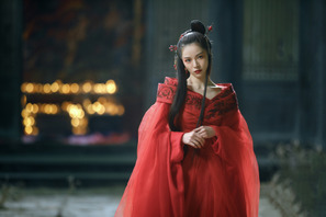 『ナイト・オブ・シャドー』妖怪役エレイン・チョン、着物モチーフのドレスを身にまとう