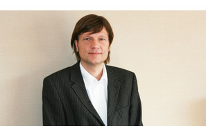 反戦の思いを込めて史実を初の映画化『ドレスデン、運命の日』ローランド・ズゾ・リヒター監督来日