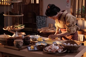 松本穂香、包丁さばきから料理に奮闘『みをつくし料理帖』メイキング映像