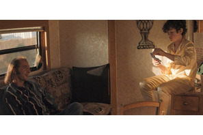 シャイア・ラブーフ＆ノア・ジュプ、“親子”トランプシーン到着『ハニーボーイ』