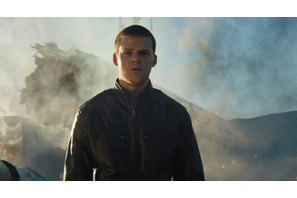 ルーカス・ヘッジズ、『トランスフォーマー』へのオマージュ!?『ハニーボーイ』冒頭映像