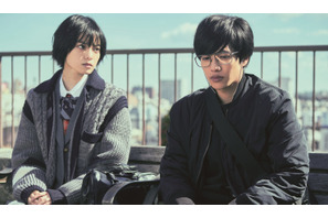 岡田将生、平手友梨奈は「目が合うと離せなくなる」場面写真到着『さんかく窓の外側は夜』