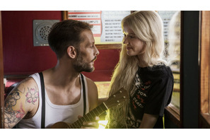 音楽でも魅了、監督＆キャストが思わず口ずさむ『マーメイド・イン・パリ』特別映像