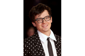 エイサ・バターフィールドもびっくり！ファストファッションの帝王、享楽の誕生日『グリード』本編映像