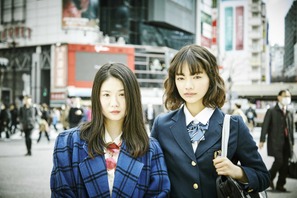 2人の女子高校生がSNSで世直し！小野花梨＆見上愛『プリテンダーズ』10月公開
