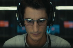 ピエール・ニネが天才的な音声分析官に！航空機業界の知られざる闇を暴く『ブラックボックス：音声分析捜査』公開