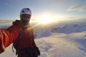 氷の断崖絶壁を命綱なしで登る…たった一人の過酷な挑戦『アルピニスト』予告編＆場面カット