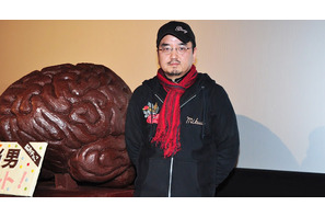 生田斗真、脳みそ型のチョコに「日本一グロテスクなバレンタイン」と苦笑