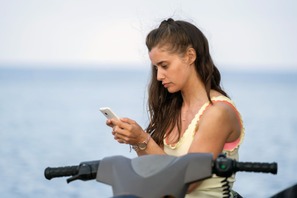 絶体絶命の海上漂流中に訪れた恋人たちの修羅場…『海上48hours』本編映像