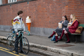 ゲイのエディ＆レズビアンのアンバーを描くアイルランド映画『恋人はアンバー』青春感あふれる場面写真