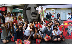 制服“黒ヒゲ”ギャルが渋谷を征服！　『ボラット』全国一斉プロモーション