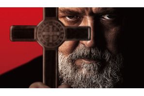 悪魔に取り憑かれた少女が見せる驚愕“スパイダーウォーク”『ヴァチカンのエクソシスト』本編映像