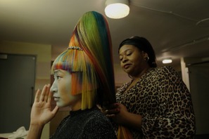 カリスマ美容師の変死を追う…A24が放つワンショット・ミステリー『メドゥーサ　デラックス』公開