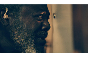 無実の男の家に警官が突入…緊迫の応酬捉える『キリング・オブ・ケネス・チェンバレン』予告編