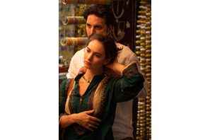 リリー・ジェームズ、共演のシャザド・ラティフを絶賛「役にぴったり」『きっと、それは愛じゃない』インタビュー映像