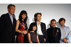 伊東美咲、年齢差のある恋もOK？　田村正和は14年ぶり舞台挨拶もダンディー！