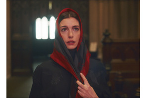 アン・ハサウェイの着こなしからキャラクターが見える『ブルックリンでオペラを』新場面写真