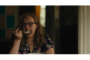 “魔女”と呼ばれた作家と若い夫婦の気まずい食事風景『Shirley シャーリイ』本編特別映像