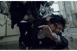 カン・ハヌル、事件の真相を追う『殺人配信』場面写真が公開