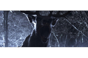 出会ったら勝ち目無し…狂獣バンビが車を破壊！『子鹿のゾンビ』本編映像