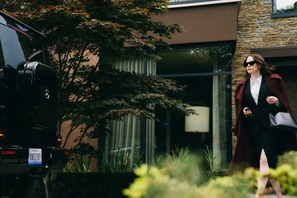 エマ・ストーン演じる“トップCEO”はエイリアン…!?『Bugonia』ランティモス節炸裂の予告編公開