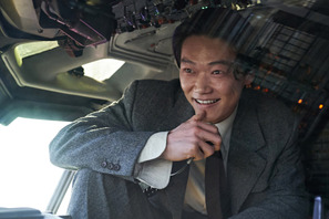 山田孝之＆椎名桔平＆笠松将ら、緊迫した状況に日本語も飛び交うNetflix『グッドニュース』予告編