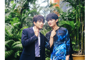 森崎ウィン＆藤原大祐が“動脈ピース”！ 向井康二＆逢見亮太のリラックスした表情も『（LOVE SONG）』仲良しオフショット