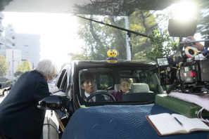 クランクアップには熱いハグも…和やかな撮影現場捉える『TOKYOタクシー』メイキング写真＆撮影現場レポート