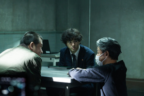 山田裕貴と佐藤二朗、圧巻の心理戦『爆弾』メイキング写真＆撮影レポート