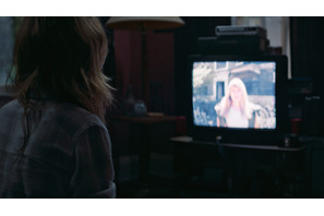 手を振る男は何者か…気鋭スタジオNEONが放つ注力作『シェルビー・オークス』追加場面写真解禁