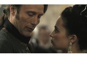 マッツ・ミケルセン、色気ダダ漏れのダンスシーン解禁『ロイヤル・アフェア 愛と欲望の王宮』本編映像