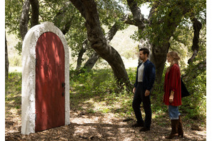 目の前に“人生をやり直したい日”に繋がるドアがあったら…『ビューティフル・ジャーニー ふたりの時空旅行』場面写真