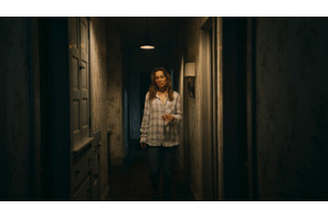 廃墟の町で失踪したYouTuberたちの事件伝えるニュース映像『シェルビー・オークス』新場面写真も