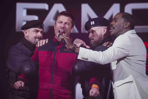 トム・クルーズが「笑い転げ、ハラハラしながら、ポップコーンを食べ過ぎた」と大絶賛『ランニング・マン』新写真