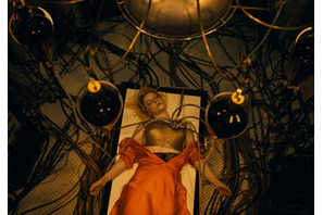 銃撃にカーチェイス、狂乱のダンス…愛と破壊の逃避行映し出す『ザ・ブライド！』本予告