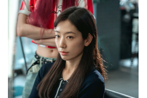 冷徹エリートから新米社員へ。パク・シネのギャップ演技が炸裂『Missホンは潜入調査中』に反響