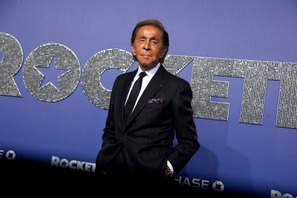 ヴァレンティノ・ガラヴァーニが93歳で死去 過去には映画『プラダを着た悪魔』『ズーランダー No.2』にカメオ出演