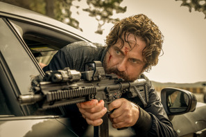 ジェラルド・バトラーが銃弾飛び交う緊迫のカーチェイス繰り広げる『アウトローズ』本編映像