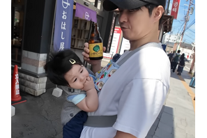 18歳年下の日本人女性と結婚した俳優シム・ヒョンタク、2人目も楽勝!? 札幌で“パパ抱っこ”