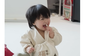 俳優シム・ヒョンタクの愛息ハルちゃん、愛らしい“若様姿”に頬が緩む…！