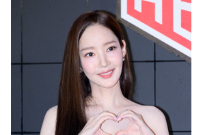 パク・ミニョンのデコルテ輝く黒ドレス姿にうっとり…控室での「素顔ショット」【写真あり】