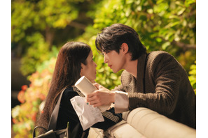 まるで本物の熱愛スクープ？『21世紀の大君夫人』IU×ビョン・ウソクの2ショット解禁！