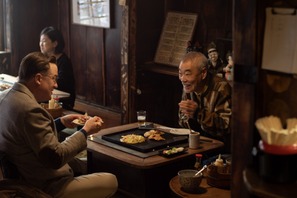 お好み焼きを囲むブレンダン・フレイザー＆柄本明『レンタル・ファミリー』本編映像